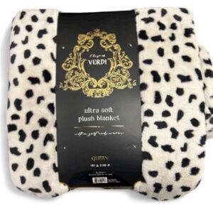 House of Verdi Light Gray and Black Animal Print Ultra Soft Queen Blanket